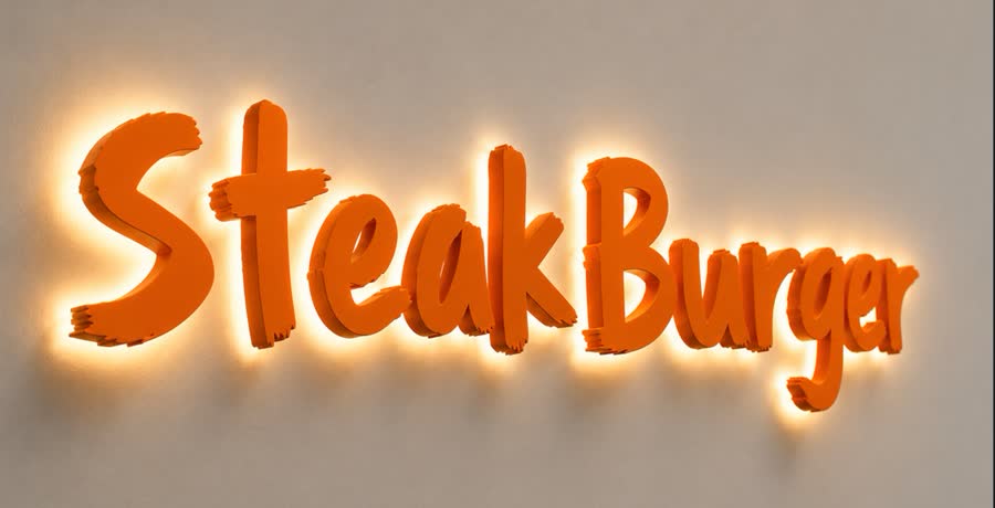 Letras SteakBurger laranja com iluminação